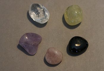 Les 5 pierres essentielles pour bien débuter